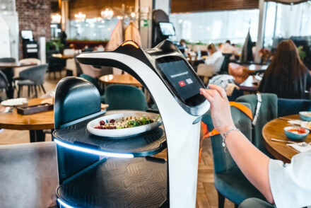 HOW AI IS REVOLUTIONIZING THE RESTAURANT INDUSTRY<